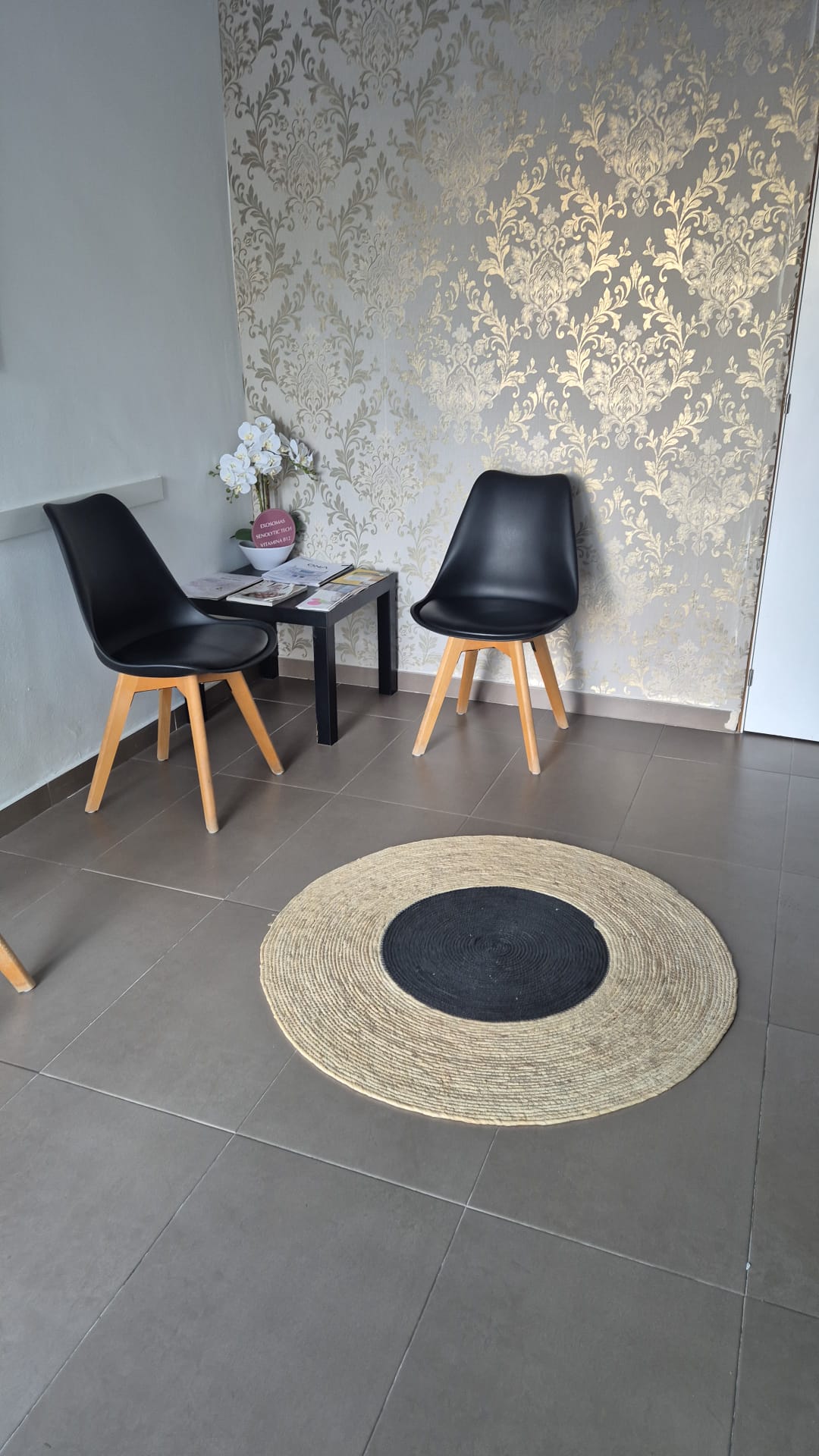 Sala de espera en peluquería Milano Cosmetics en Cala de Mijas