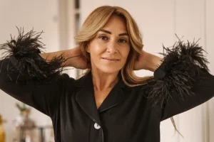 mujer con cabello fuerte y saludable tras tratamiento capilar sheishum