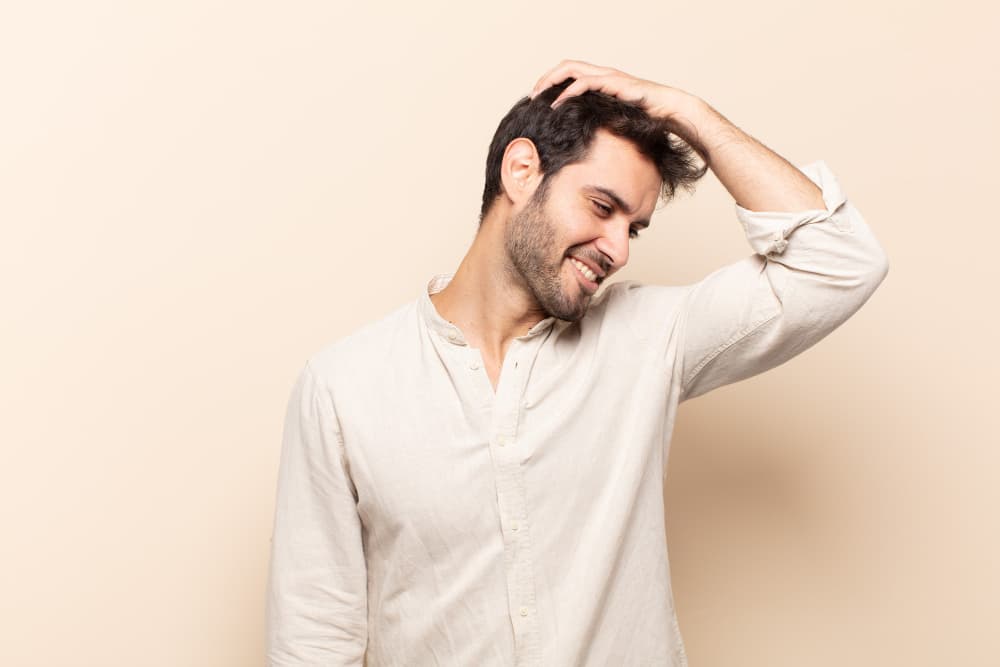 Hombre con cabello sano y cuidado gracias a una rutina capilar masculina profesional