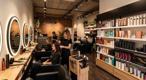 Interior de una franquicia de peluquería equipada con productos profesionales